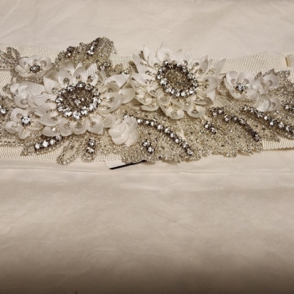 NWT..Vera Wang Asymmetrical Wedding Dress, Mikado, Fitnflare, - Picture 4 of 9